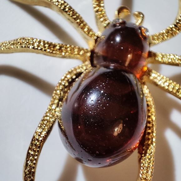 Pitted Lucite Tortoise Root Beer Brown Spider Brooch Halloween Gold Tone Brooch - Picture 4 of 6